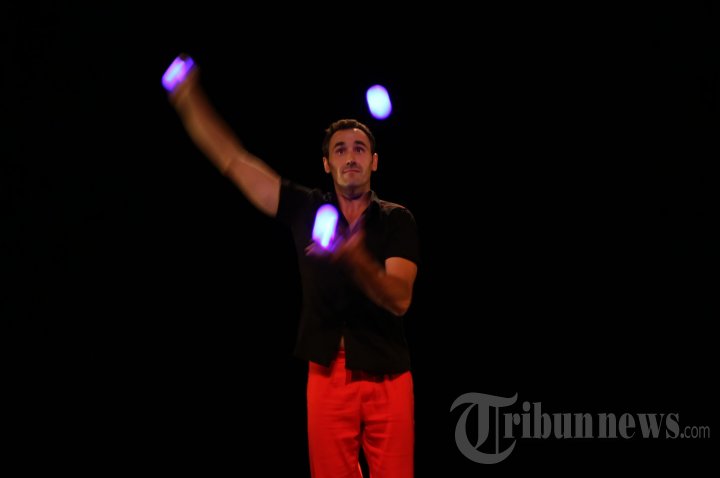 Aksi Juggling Seniman Sirkus Kontemporer Perancis