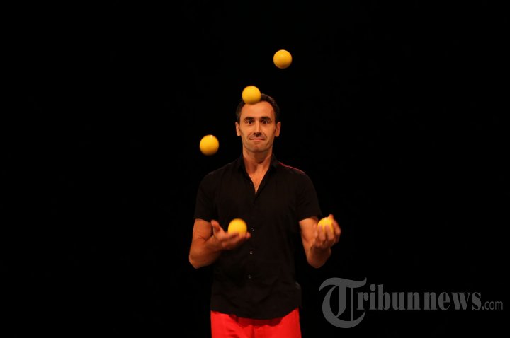 Aksi Juggling Seniman Sirkus Kontemporer Perancis