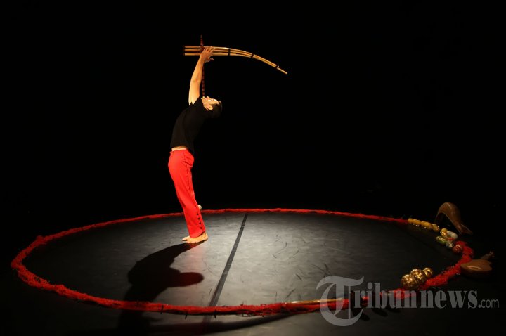 Aksi Juggling Seniman Sirkus Kontemporer Perancis