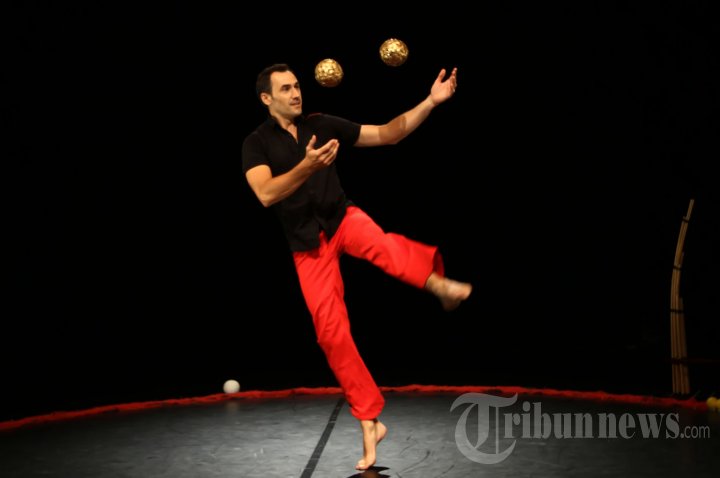 Aksi Juggling Seniman Sirkus Kontemporer Perancis