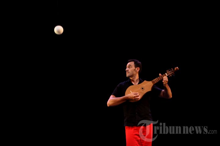 Aksi Juggling Seniman Sirkus Kontemporer Perancis
