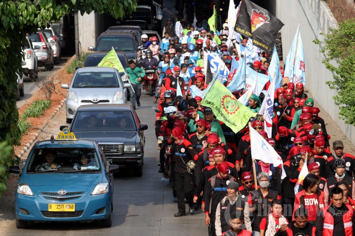 Aksi Longmarch Buruh Tolak PP Nomor 78