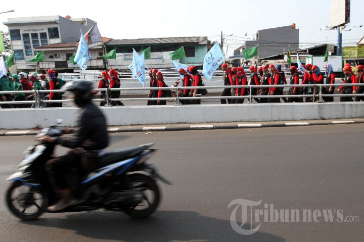 Aksi Longmarch Buruh Tolak PP Nomor 78