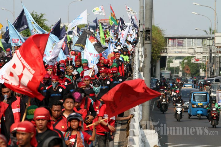 Aksi Longmarch Buruh Tolak PP Nomor 78