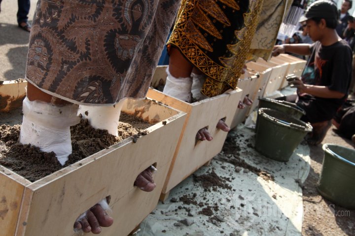 Aksi Menyemen Kaki Untuk Tolak Pabrik Semen