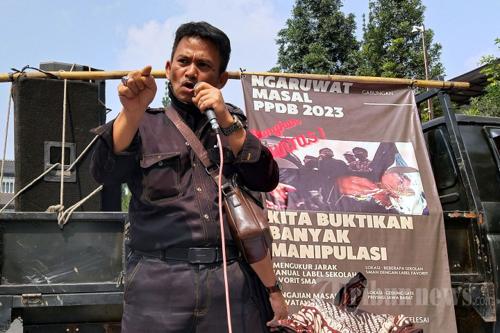 Aksi Ngaruwat Masal PPDB 2023 di Gedung Sate