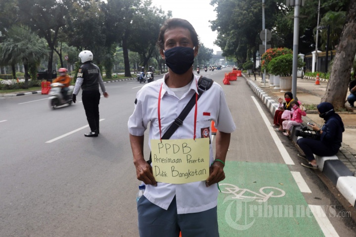 Aksi Orang Tua Siswa Tolak PPDB Berdasarkan Usia