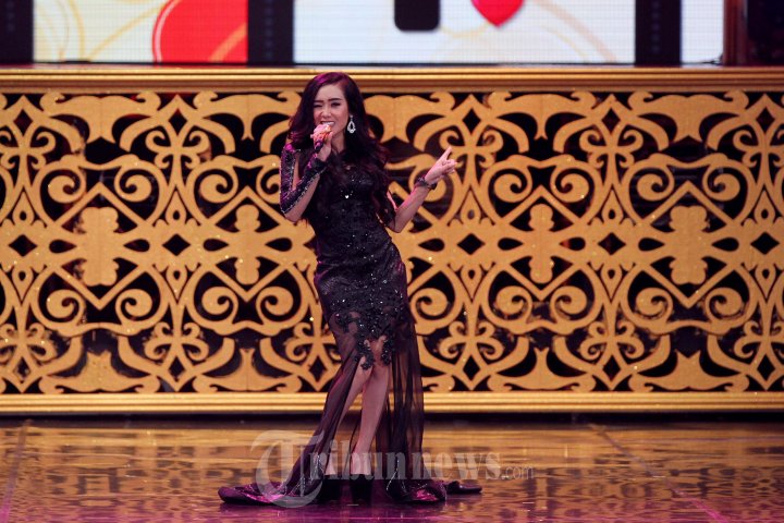 Penyanyi dangdut Cita Citata saat menjadi pengisi acara pada drama musikal 