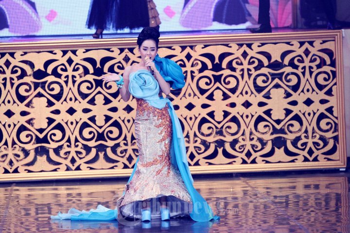 Penyanyi dangdut Cita Citata saat menjadi pengisi acara pada drama musikal 