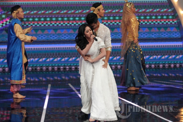 Aksi Panggung Dewi Perssik