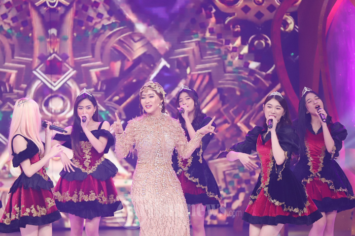 Aksi Panggung Inul Duet Dengan JKT 48 di HUT ANTV