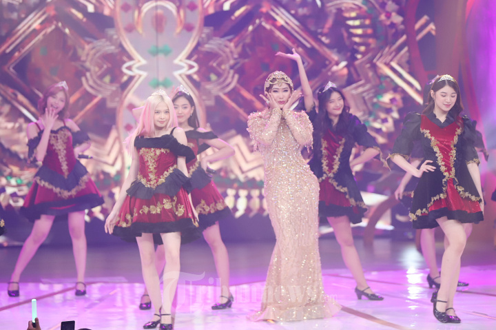 Aksi Panggung Inul Duet Dengan JKT 48 di HUT ANTV