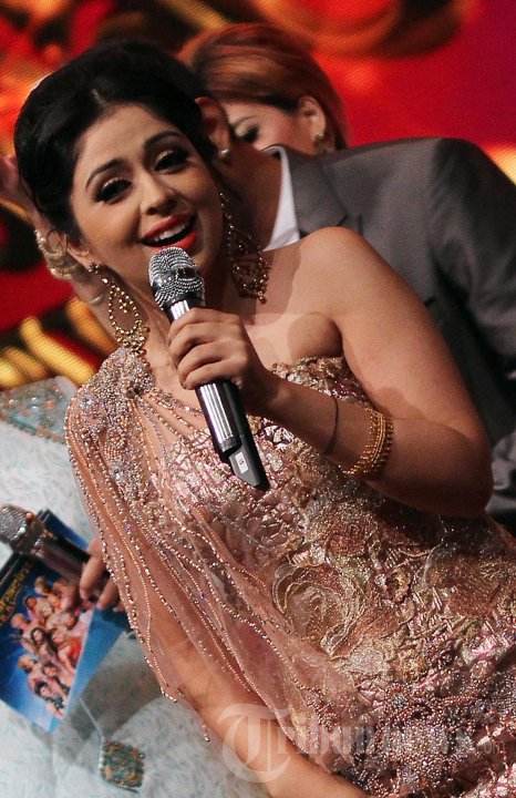Aksi Panggung Neha Sargam di Mahacinta Show