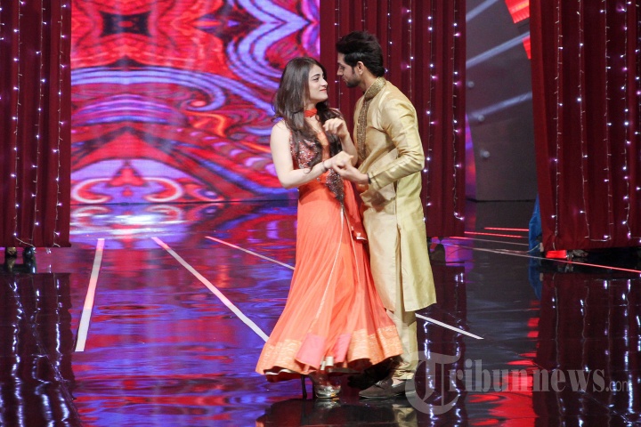 Aksi Panggung Shakti Arora dan Radhika Madan