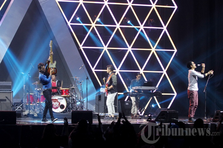 Aksi Panggung Sheila On 7 di HUT ANTV ke 24