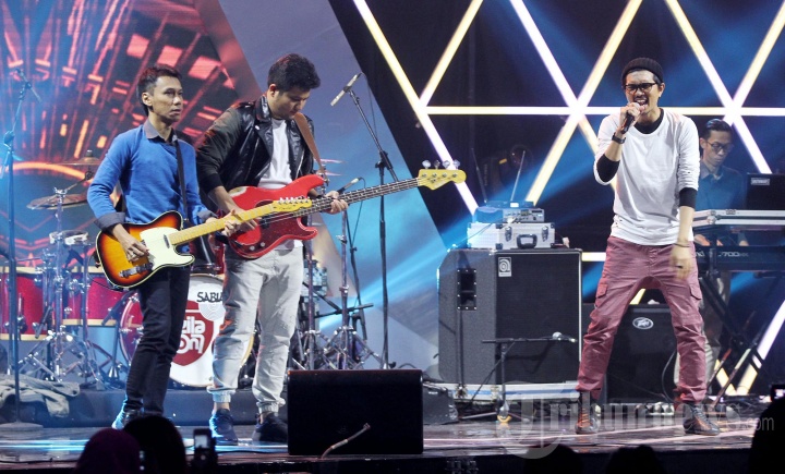 Aksi Panggung Sheila On 7 di HUT ANTV ke 24