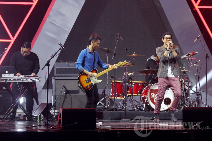 Aksi Panggung Sheila On 7 di HUT ANTV ke 24