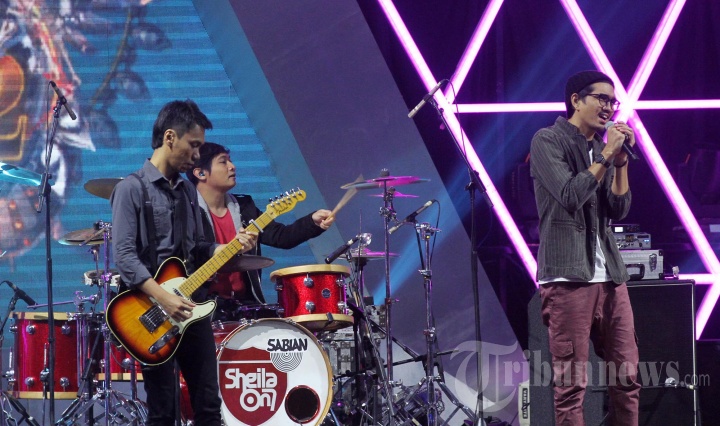 Aksi Panggung Sheila On 7 di HUT ANTV ke 24