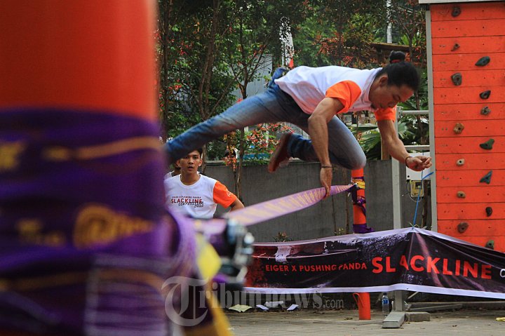 Aksi Para Slackliner di Kompetisi Slackline Bandung