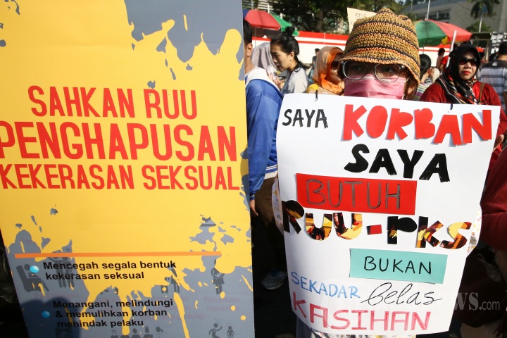 Sejumlah perempuan dari Gerakan Masyarakat Sipil untuk Pengesahan RUU Penghapusan Kekerasan Seksual (PKS) melakukan aksi damai saat Car Free Day di Kawasan Bundaran HI, Jakarta, Minggu (25/8/2019). Dalam aksinya, mereka mensosialisasikan dan mendorong pengesahan RUU PKS untuk menjamin perlindungan bagi korban-korban kekerasan seksual. 