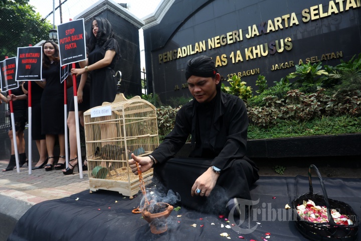 Aksi Ruwatan di Sidang Sisca Dewi