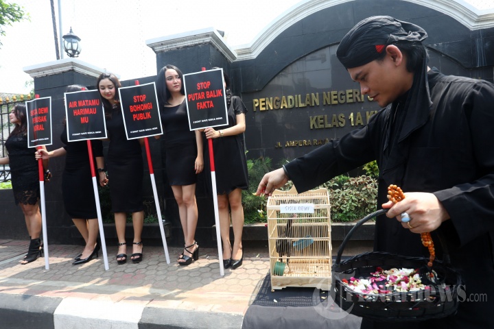 Aksi Ruwatan di Sidang Sisca Dewi