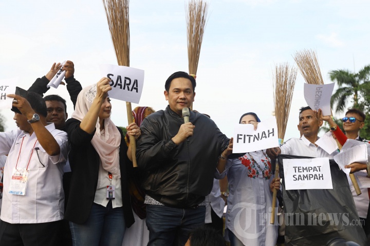 Aksi Salam Jempol Ceria