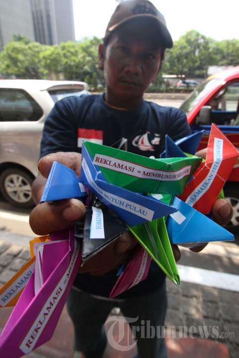 Aksi Selamatkan Teluk Jakarta Di Kemenko Maritim