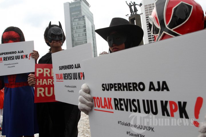 Aksi Superhero Tolak Revisi UU KPK