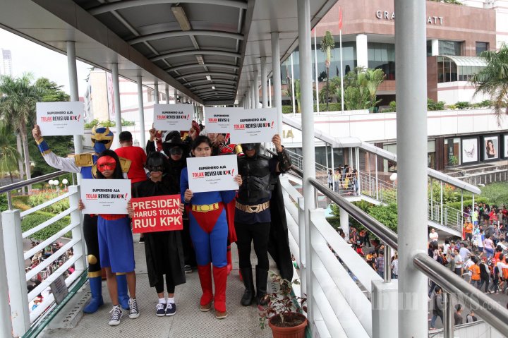 Aksi Superhero Tolak Revisi UU KPK