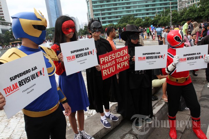 Aksi Superhero Tolak Revisi UU KPK