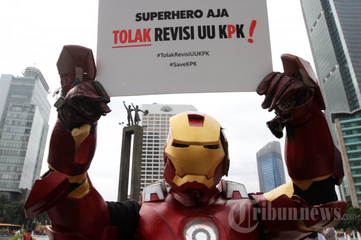 Aksi Superhero Tolak Revisi UU KPK