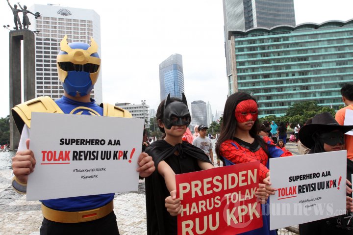 Aksi Superhero Tolak Revisi UU KPK