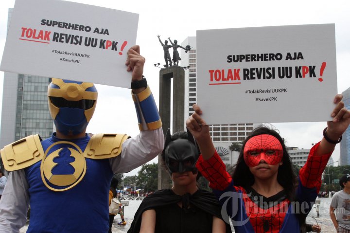 Aksi Superhero Tolak Revisi UU KPK