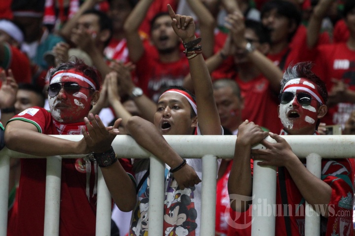 Aksi Suporter Dukung Timnas Indonesia