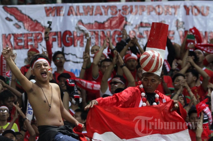 Aksi Suporter Dukung Timnas Indonesia