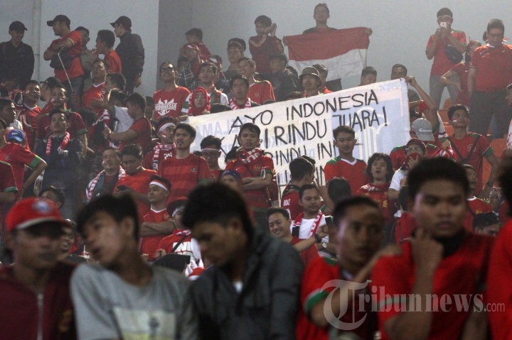 Aksi Suporter Dukung Timnas Indonesia
