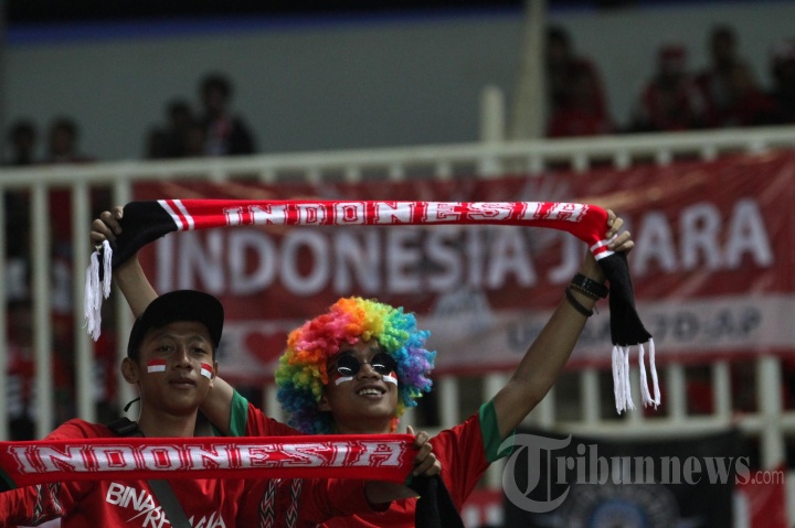 Aksi Suporter Dukung Timnas Indonesia