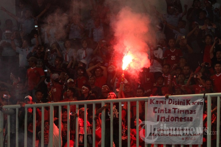 Aksi Suporter Dukung Timnas Indonesia
