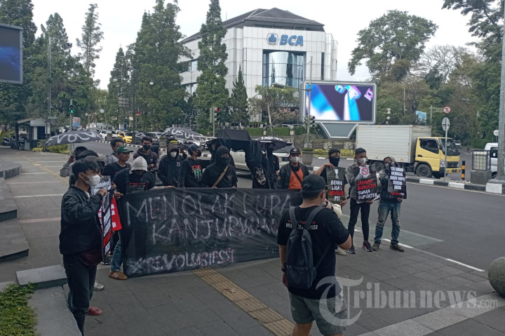 Aksi Suporter Peringati Tragedi Kanjuruhan di Bandung
