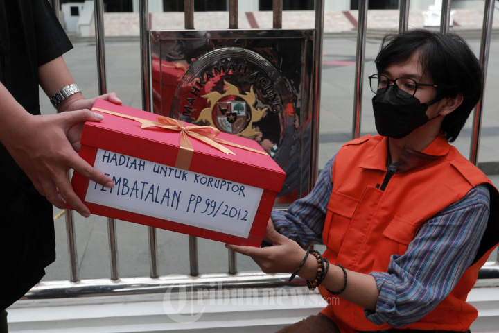 Aksi Teatrikal Pembatalan PP 99/2012 di Mahkamah Agung