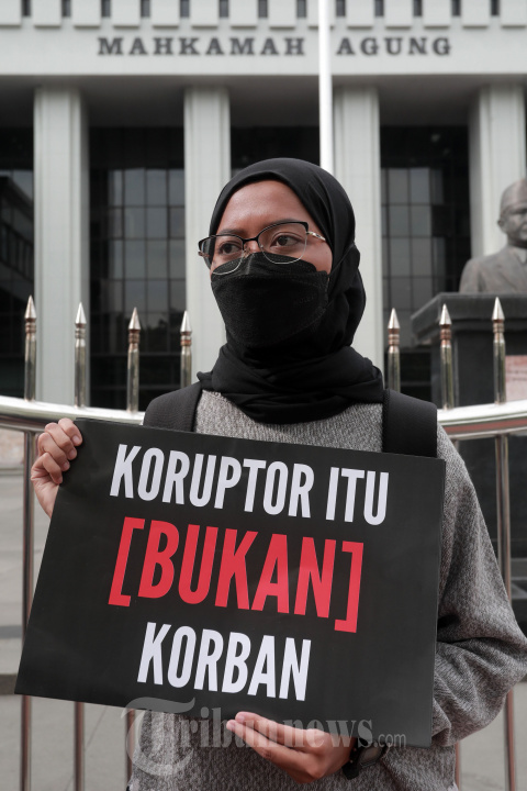 Aksi Teatrikal Pembatalan PP 99/2012 di Mahkamah Agung