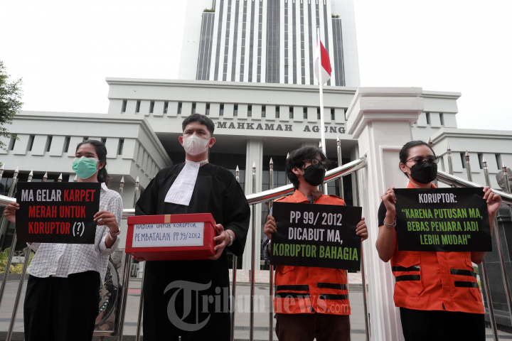 Aksi Teatrikal Pembatalan PP 99/2012 di Mahkamah Agung