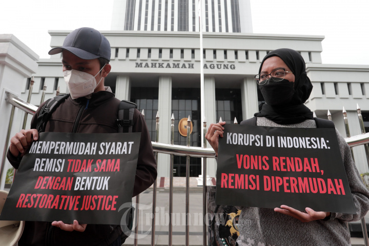 Aksi Teatrikal Pembatalan PP 99/2012 di Mahkamah Agung