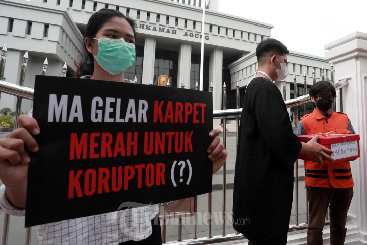 Aksi Teatrikal Pembatalan PP 99/2012 di Mahkamah Agung
