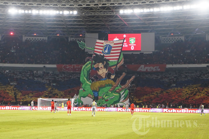 Aksi The Jakmania Tampilkan Koreografi Dragon Ball