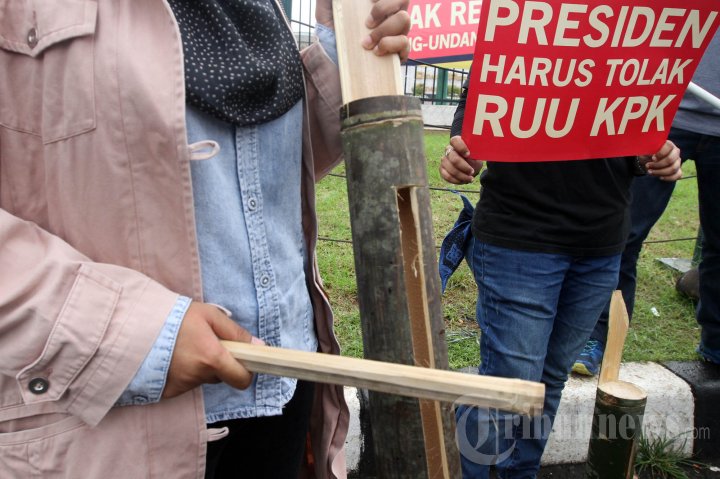 Aksi Tolak Revisi UU KPK
