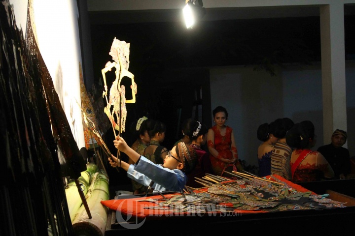 Aksi Wayang Kulit Oleh Dalang Cilik Elfrado Dee Vernandacello