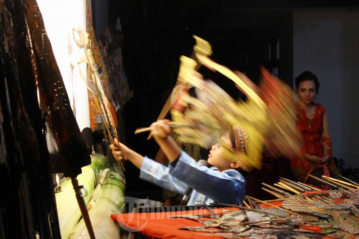 Aksi Wayang Kulit Oleh Dalang Cilik Elfrado Dee Vernandacello