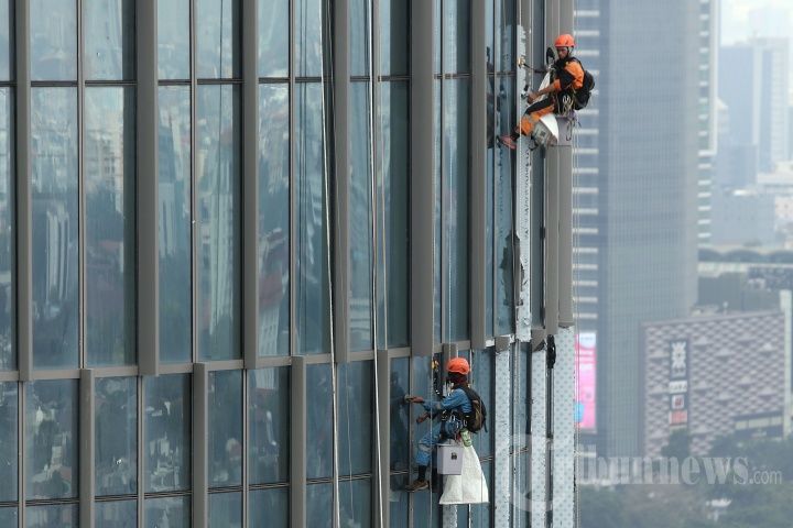 Aktifitas Pekerja Pembersih Gedung Jakarta